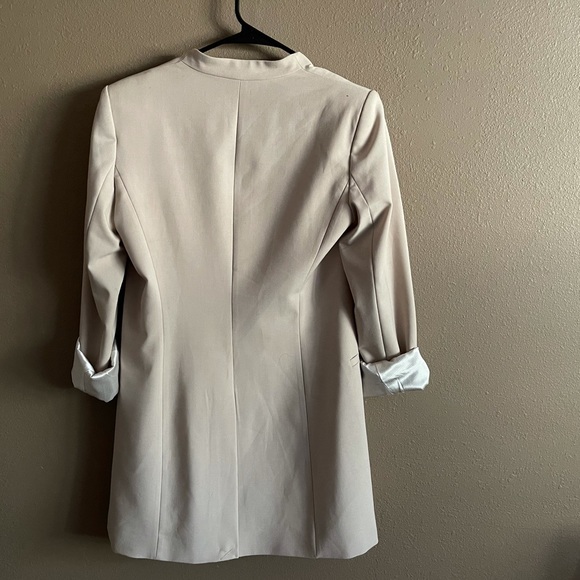 Calvin Klein Cream/tan open front Collarless “silkie” blazer - Picture 4 of 7